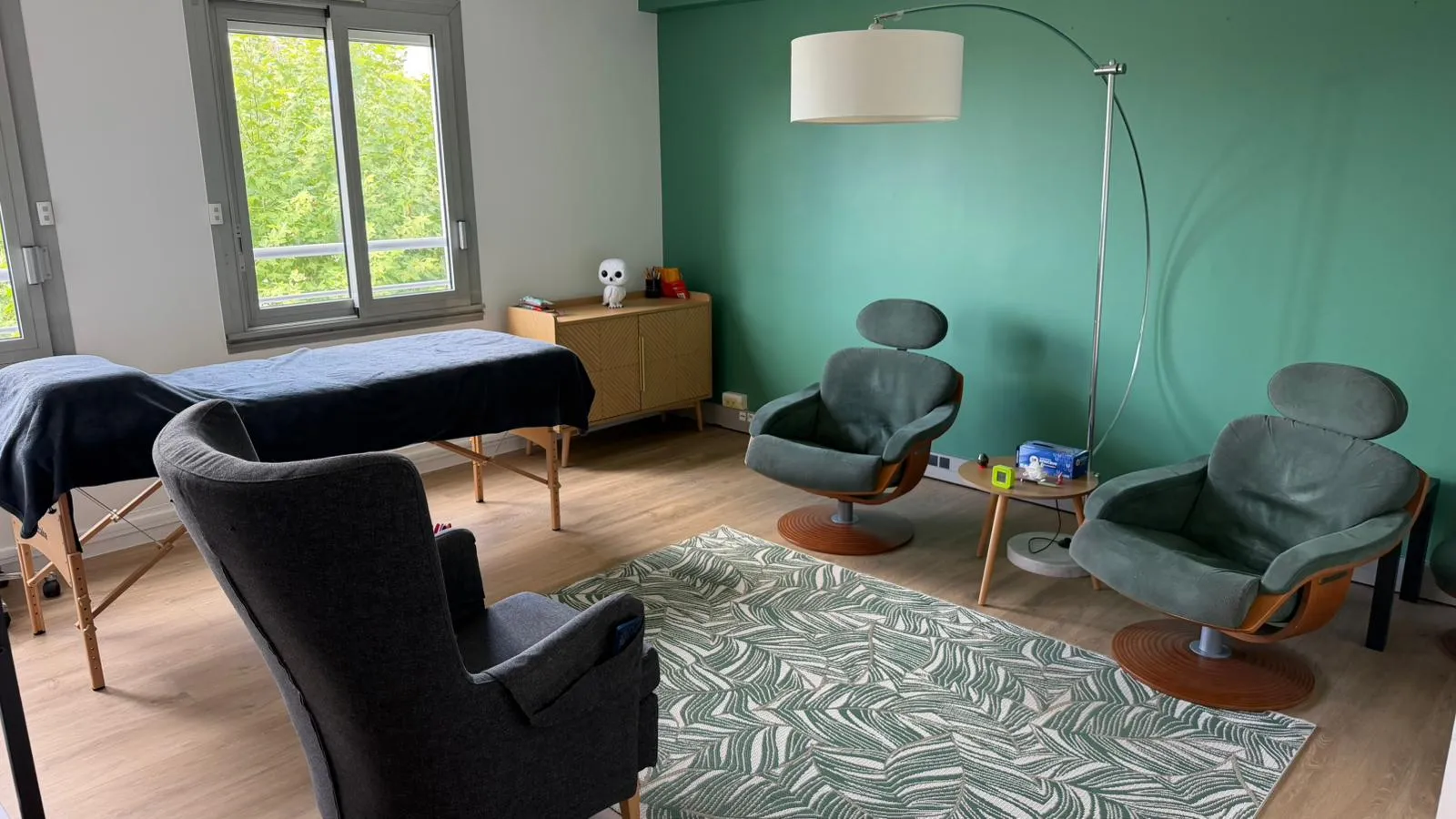Le cabinet de Nolwenn Martin à La Roche-sur-Yon : fauteuils, table de soin et mur vert apaisant